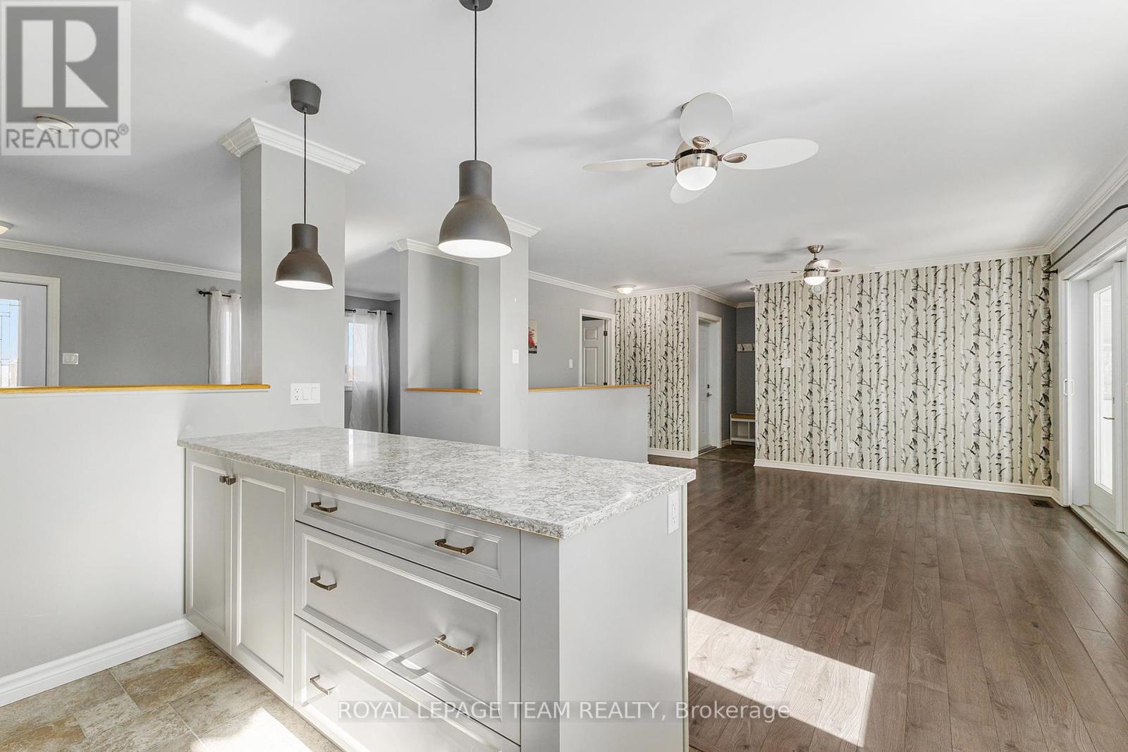 2833 Dunrobin Road