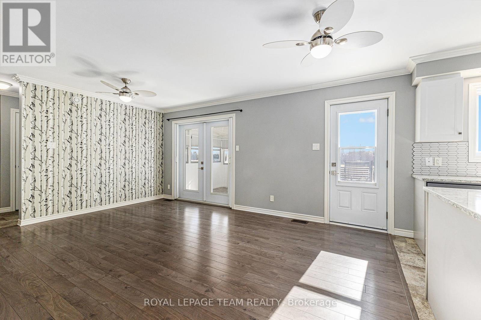 2833 Dunrobin Road