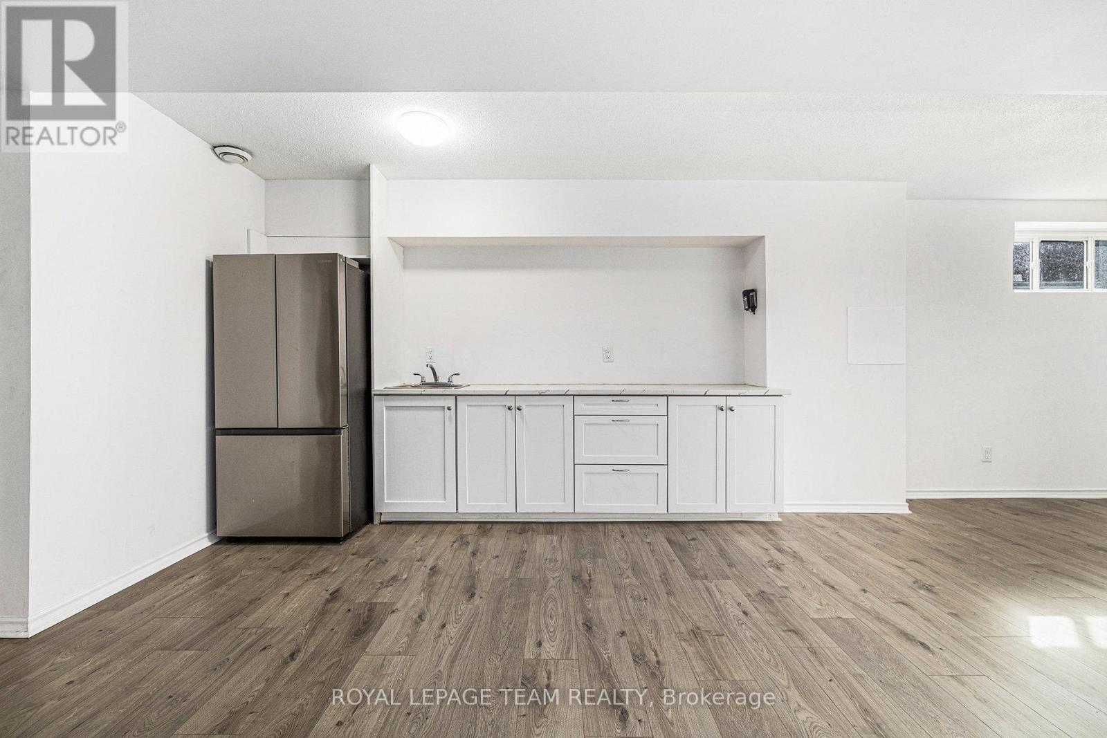 2833 Dunrobin Road
