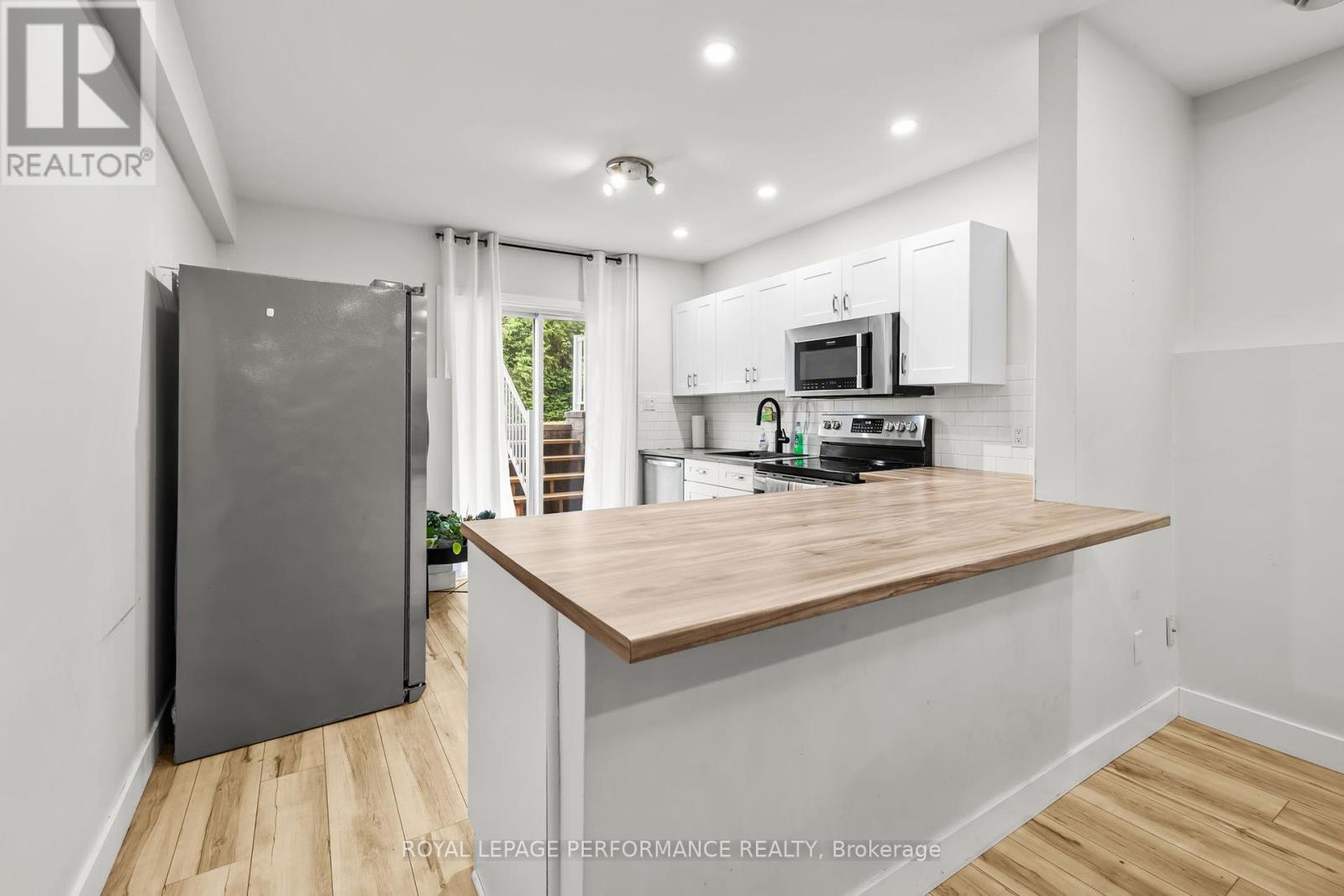 1c - 75 Lapointe Boulevard