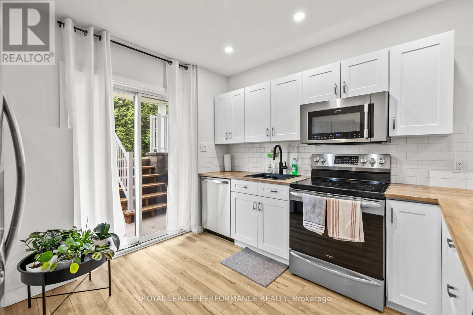1c - 75 Lapointe Boulevard