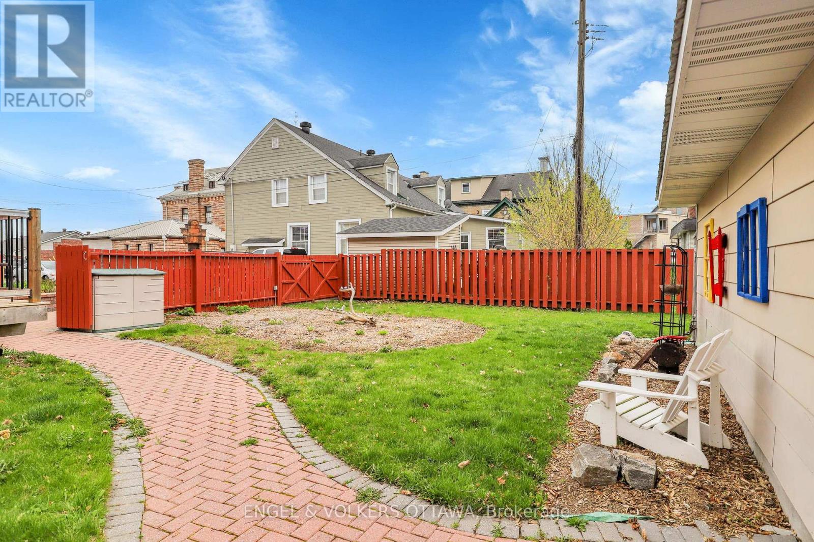 190 John Street N