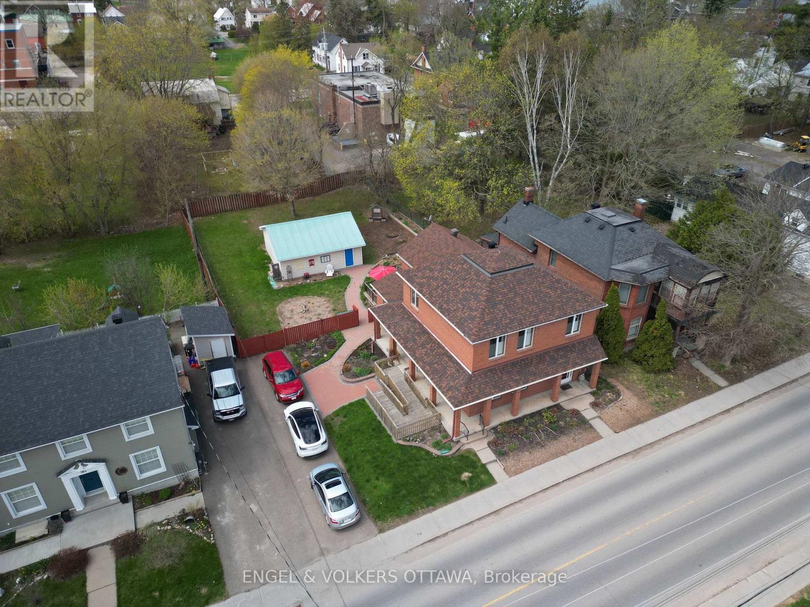 190 John Street N