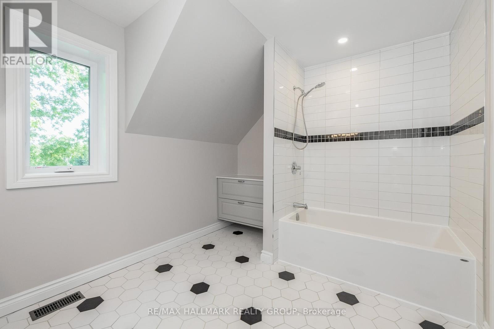 108 Clothier Street E