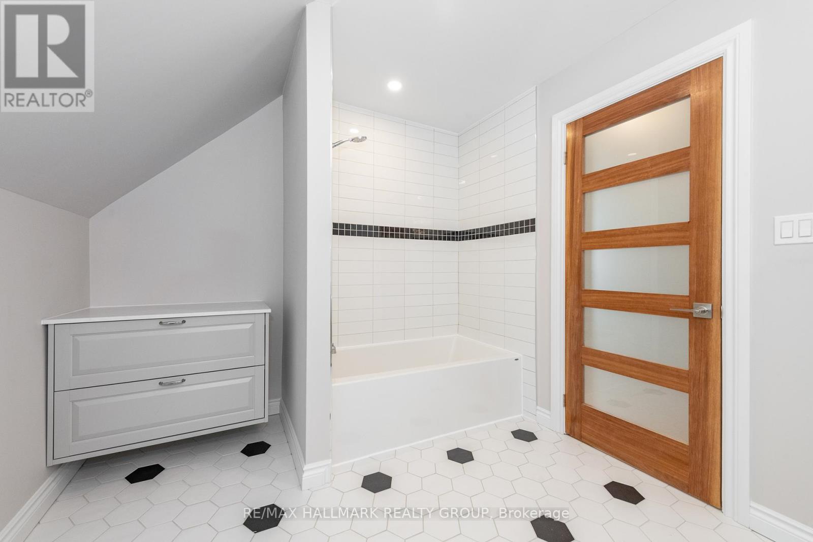 108 Clothier Street E