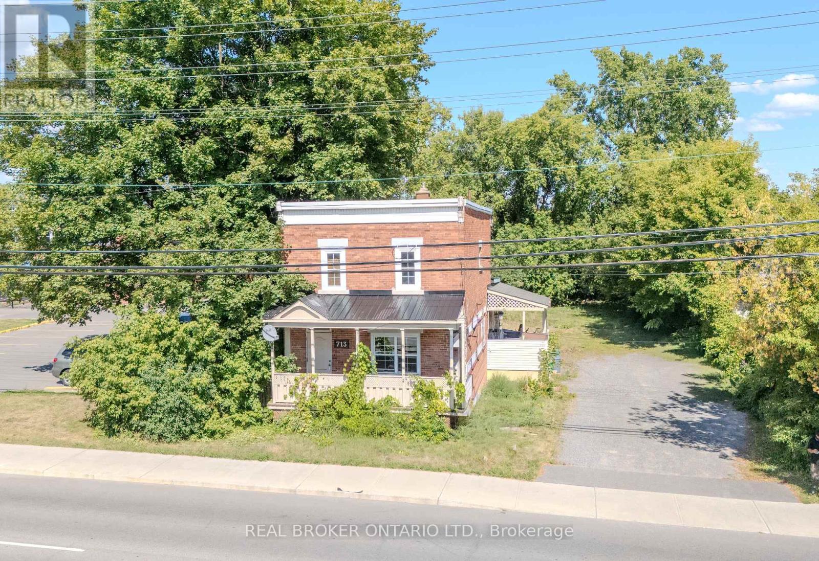 713 St Laurent Boulevard