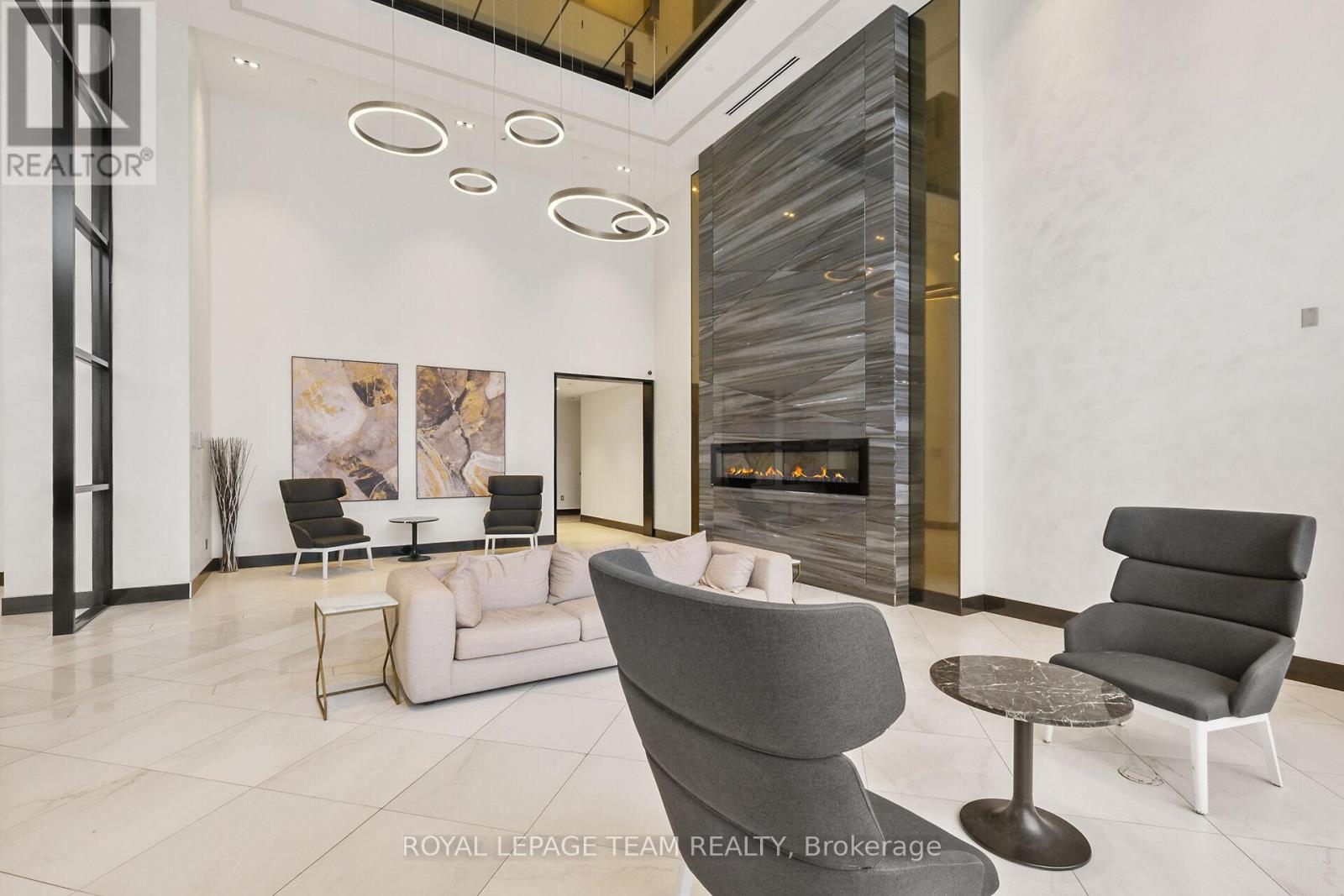 909 - 255 Bay Street