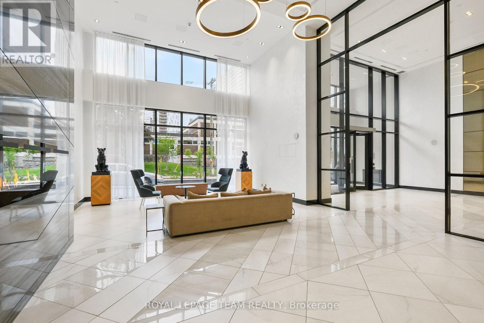909 - 255 Bay Street