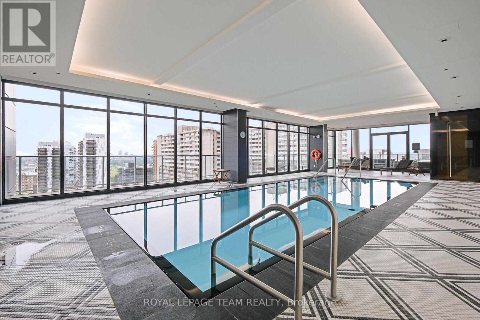909 - 255 Bay Street