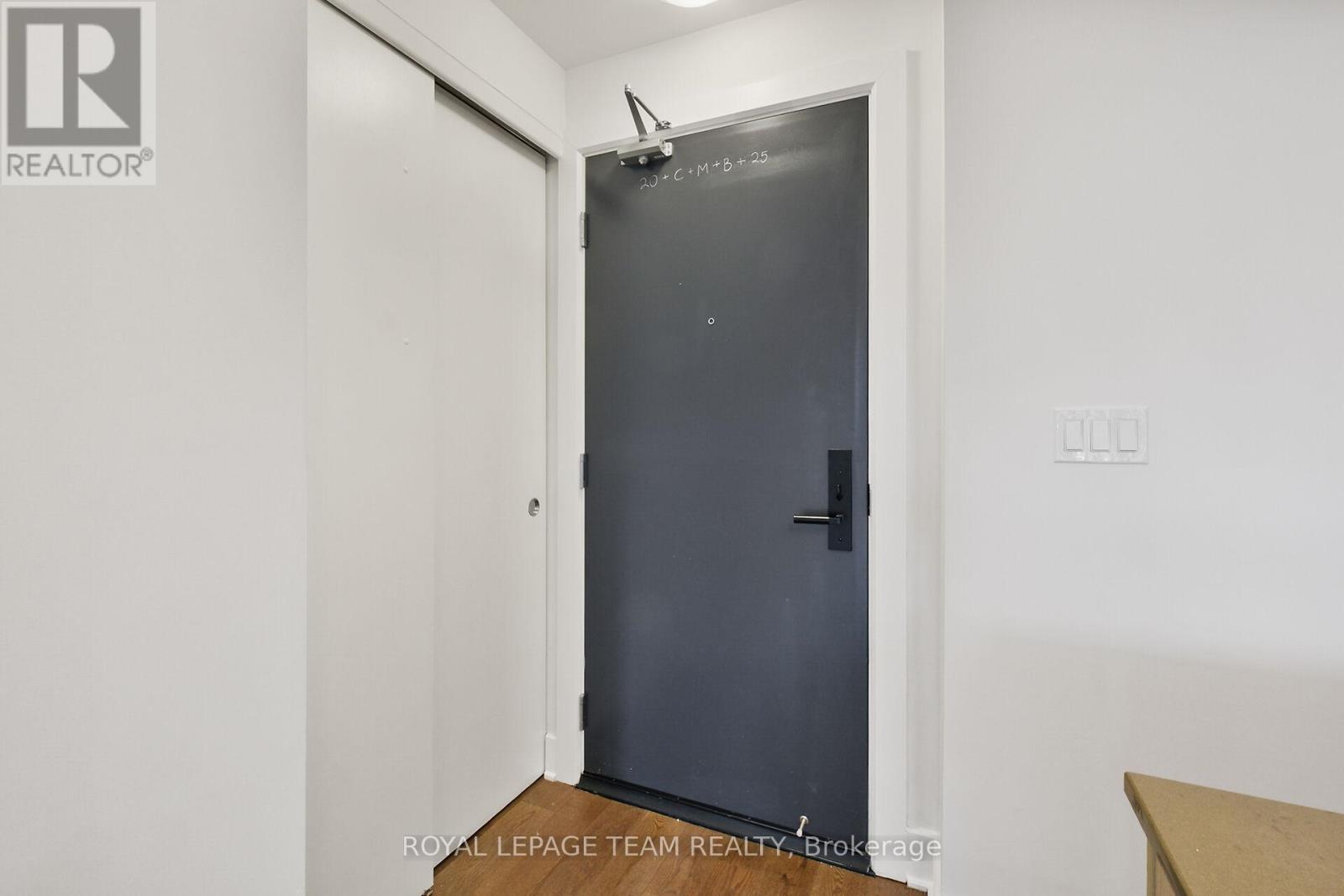 909 - 255 Bay Street