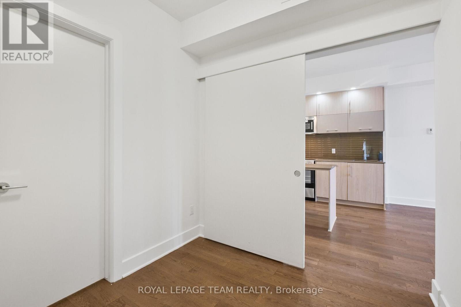 909 - 255 Bay Street
