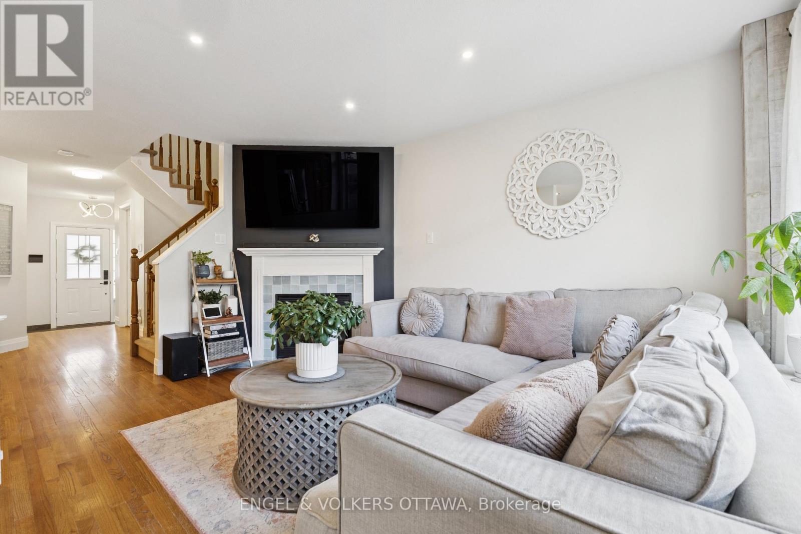 247 Rolling Meadow Crescent