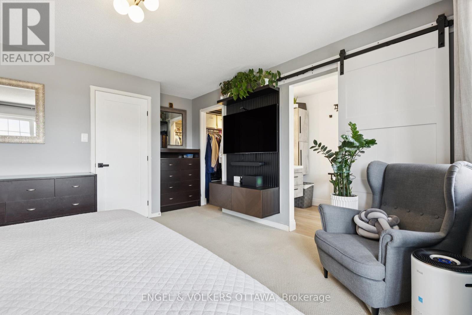 247 Rolling Meadow Crescent