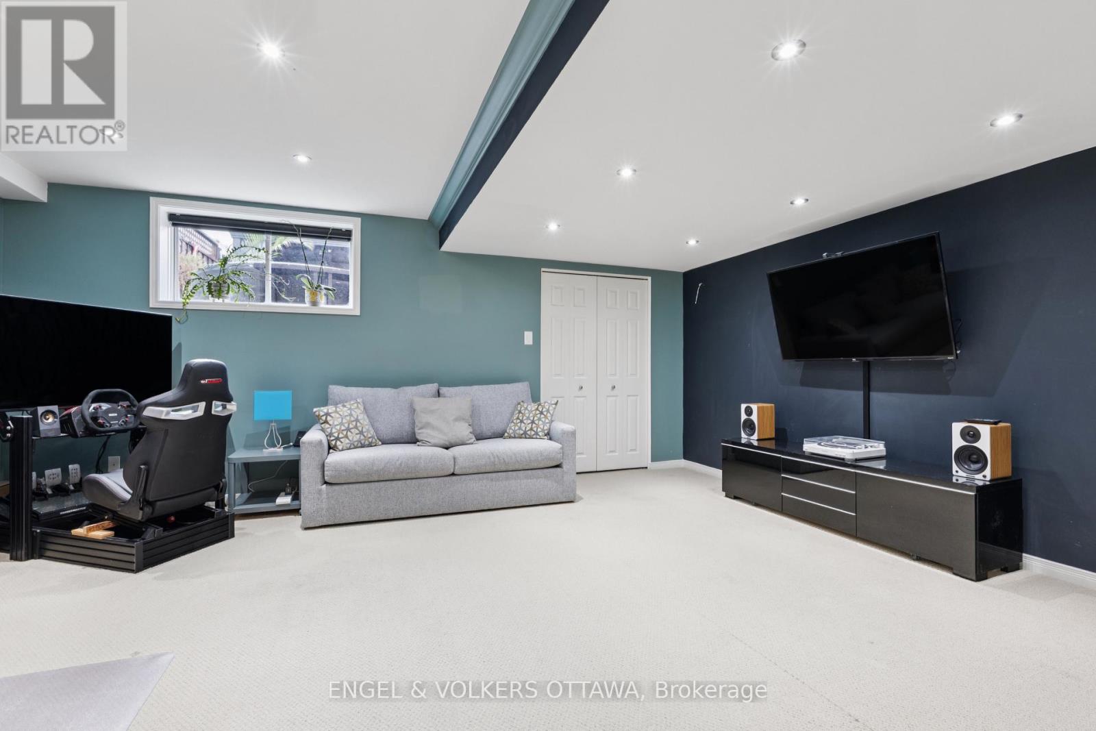 247 Rolling Meadow Crescent