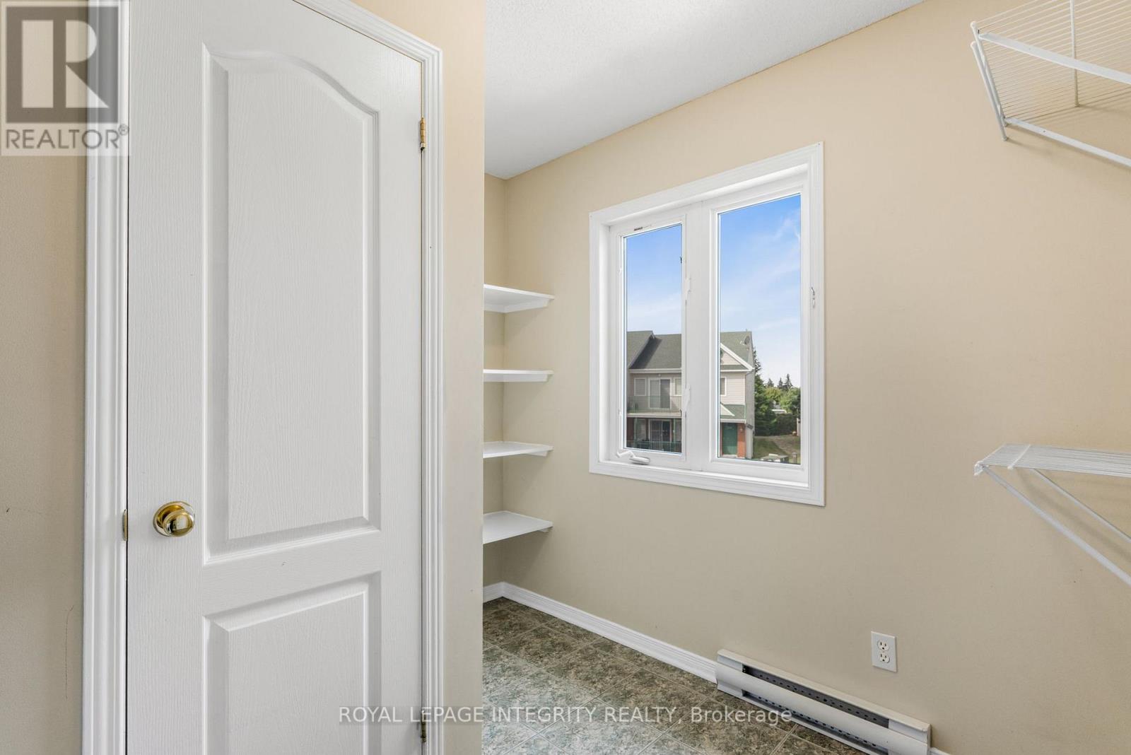403 - 2923 Laurier Street