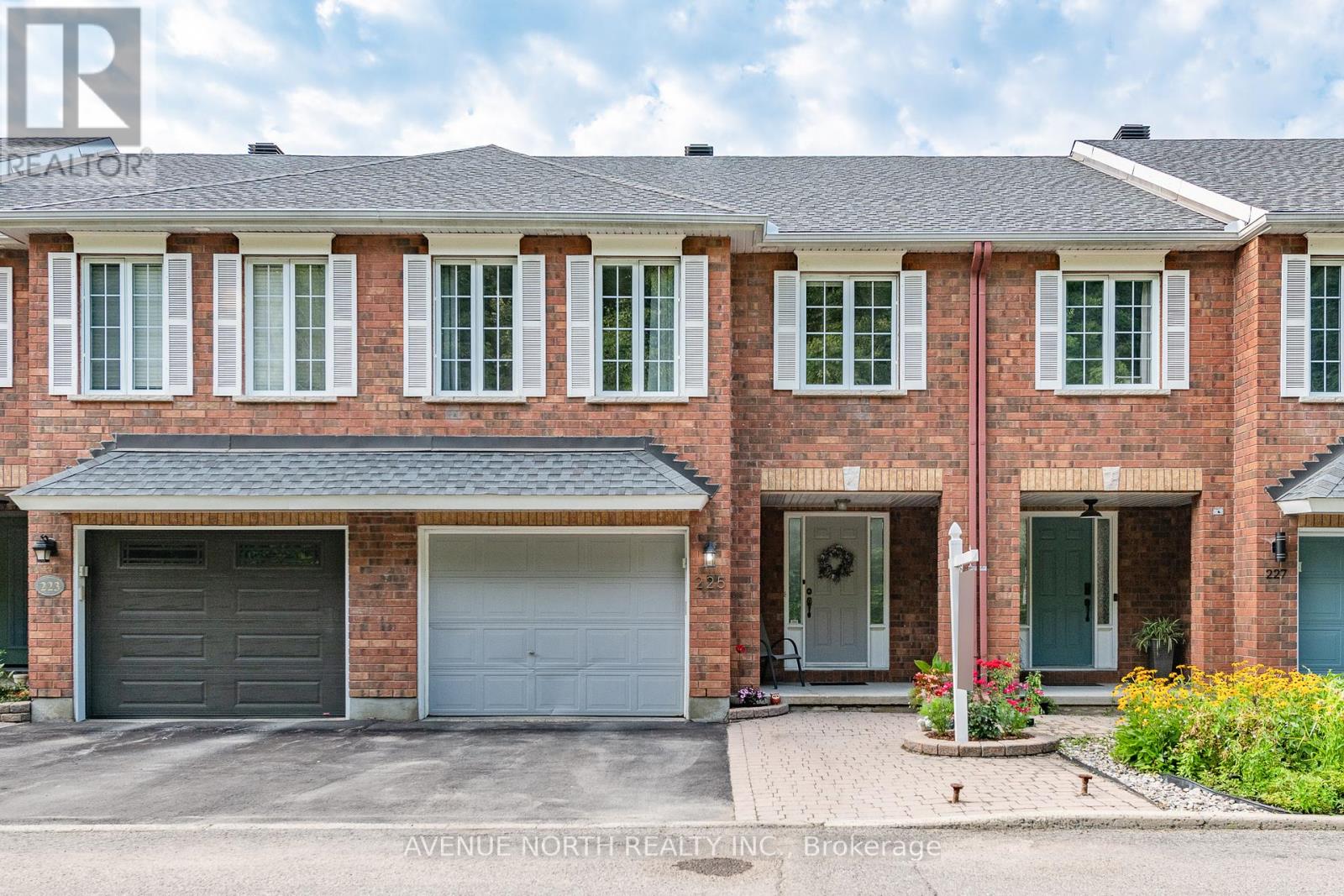 225 Gladeview Private