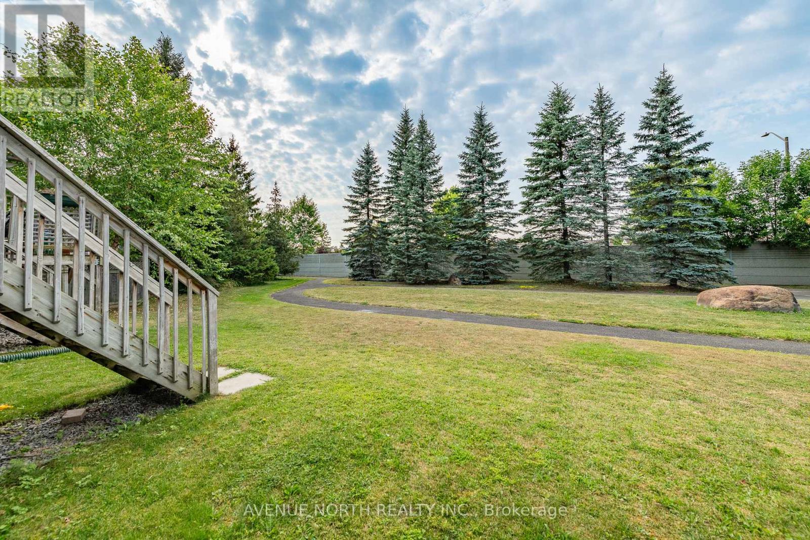 225 Gladeview Private