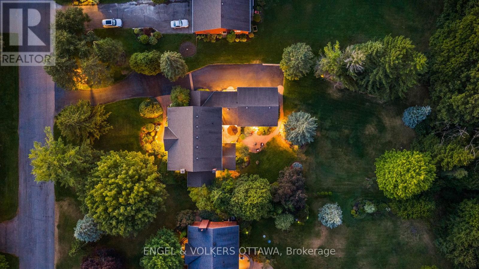 5557 Pettapiece Crescent