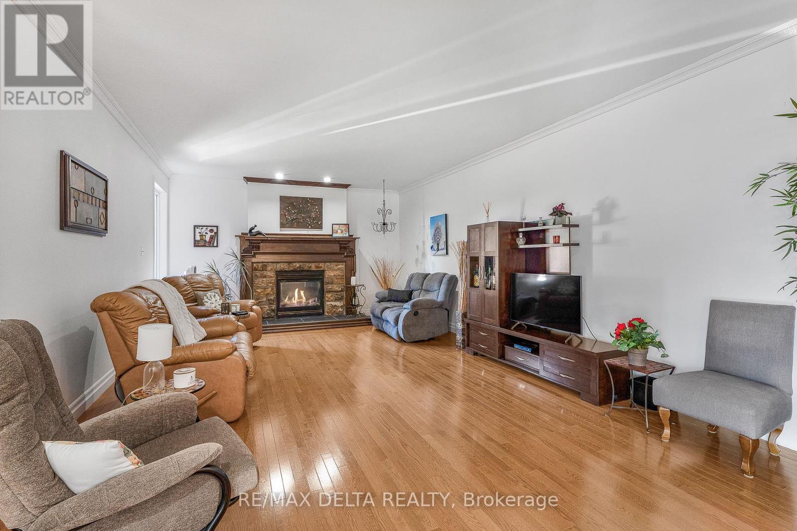 455 Front Road W