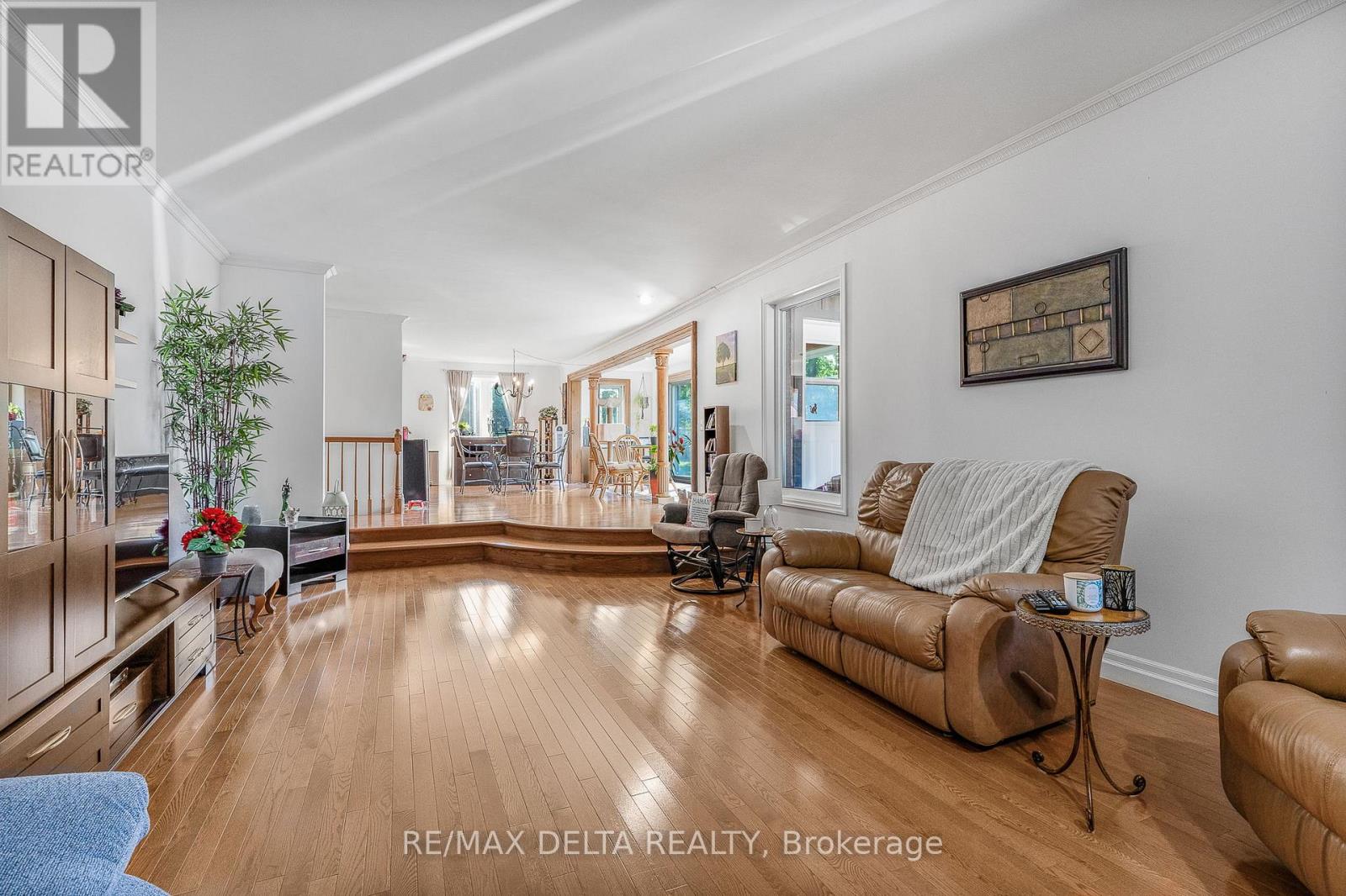 455 Front Road W