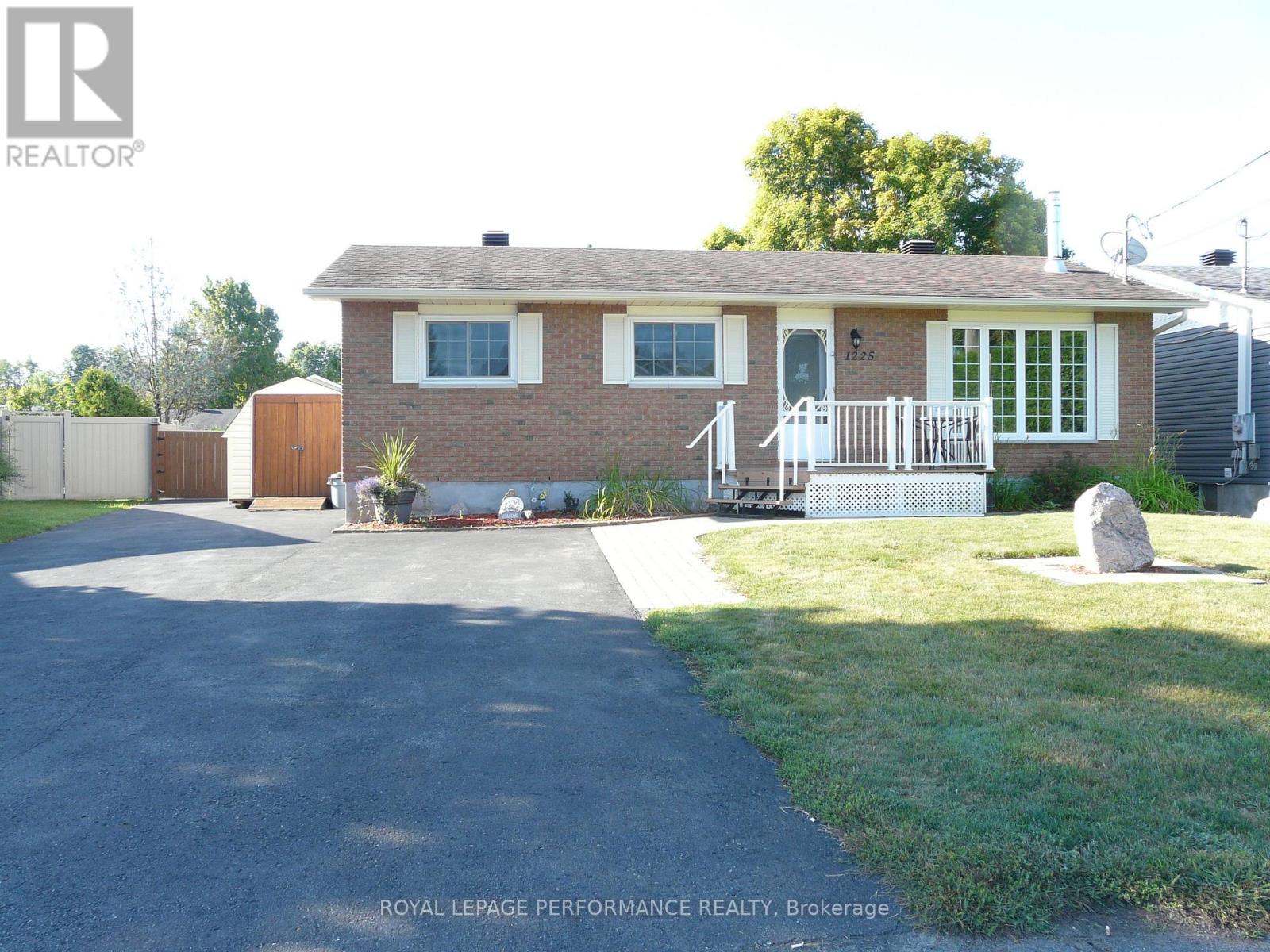 1225 Campeau Crescent