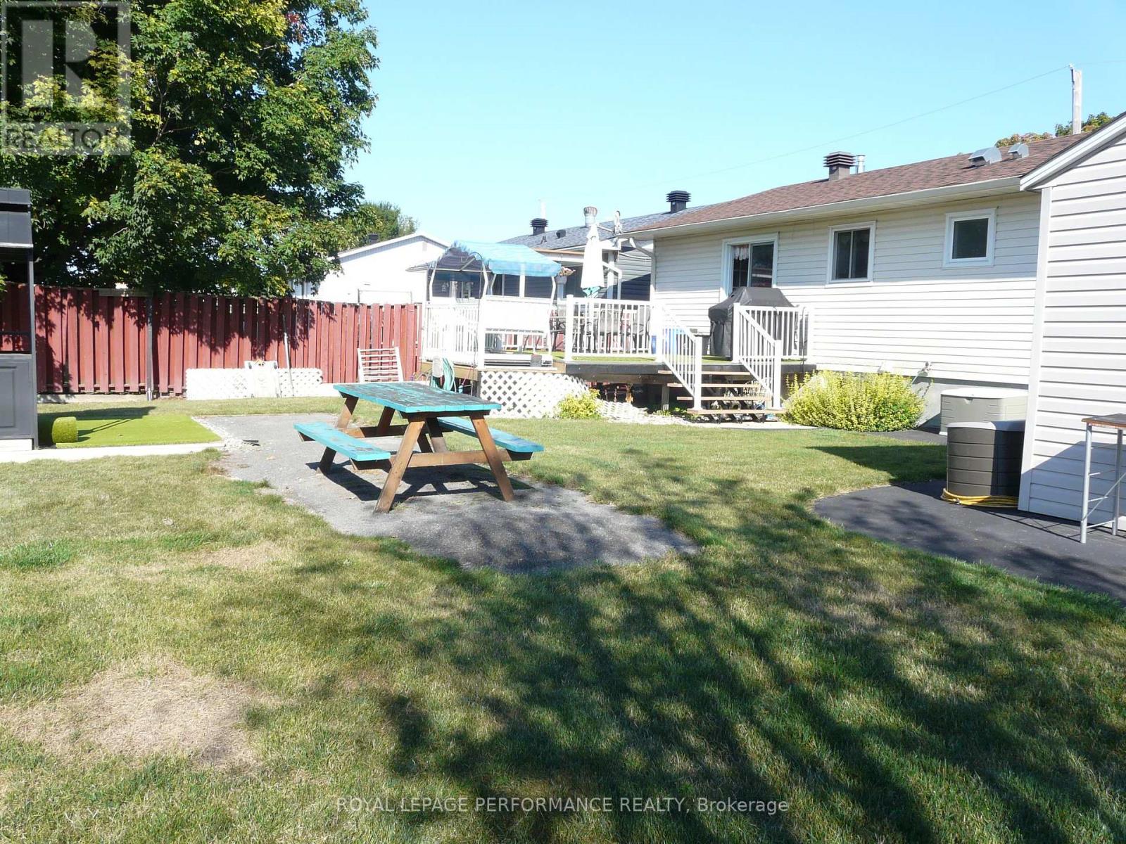 1225 Campeau Crescent