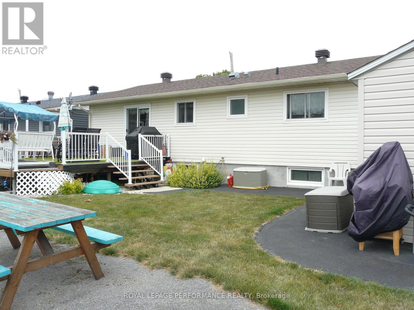 1225 Campeau Crescent