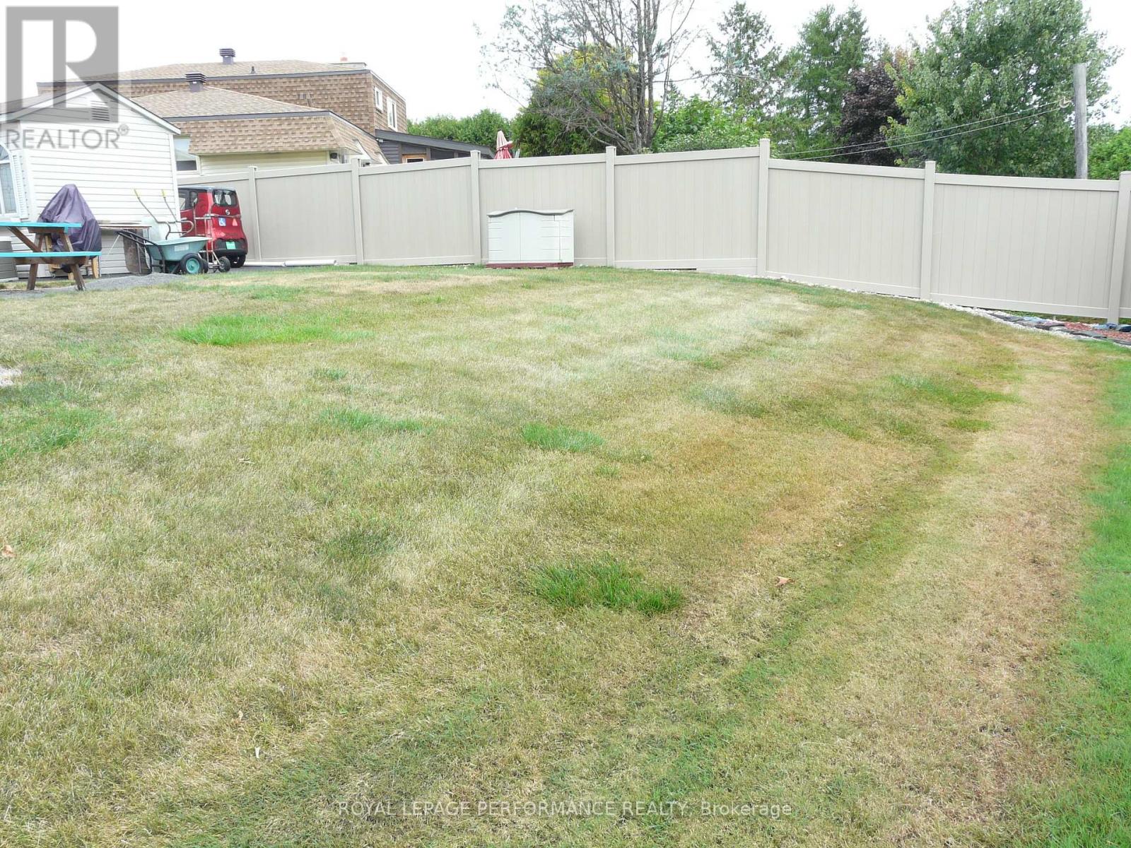 1225 Campeau Crescent