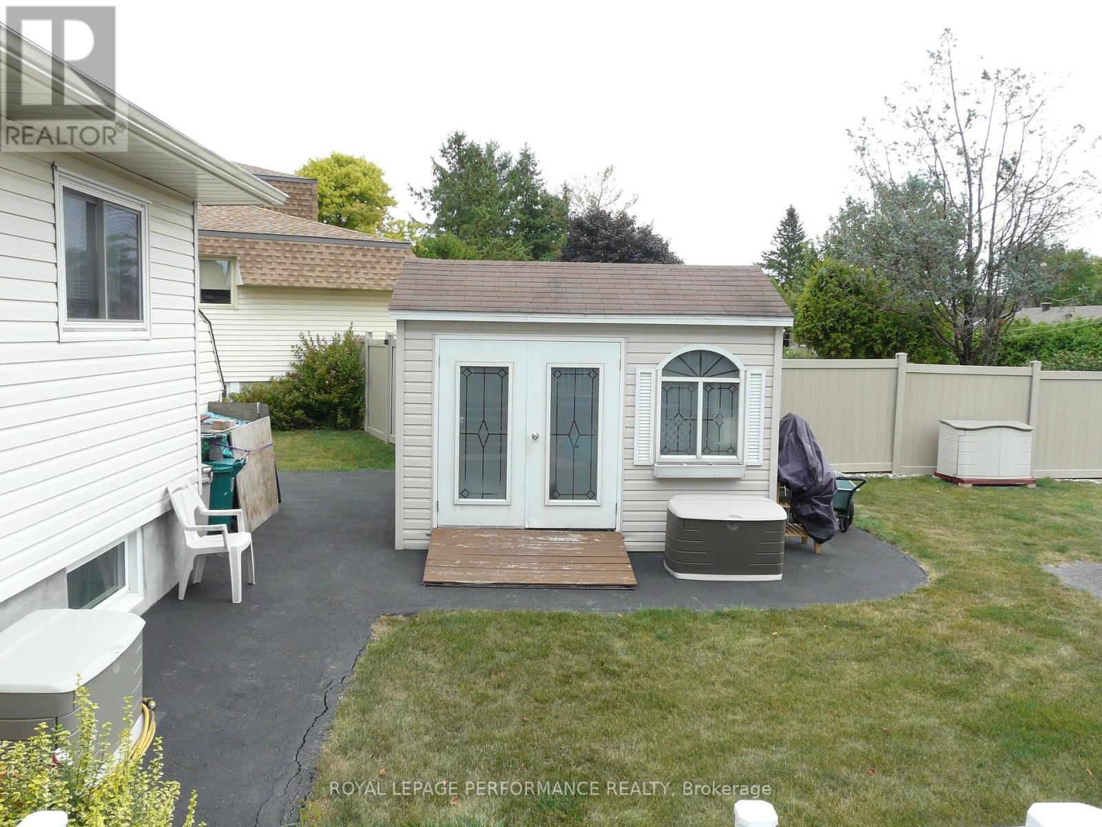 1225 Campeau Crescent