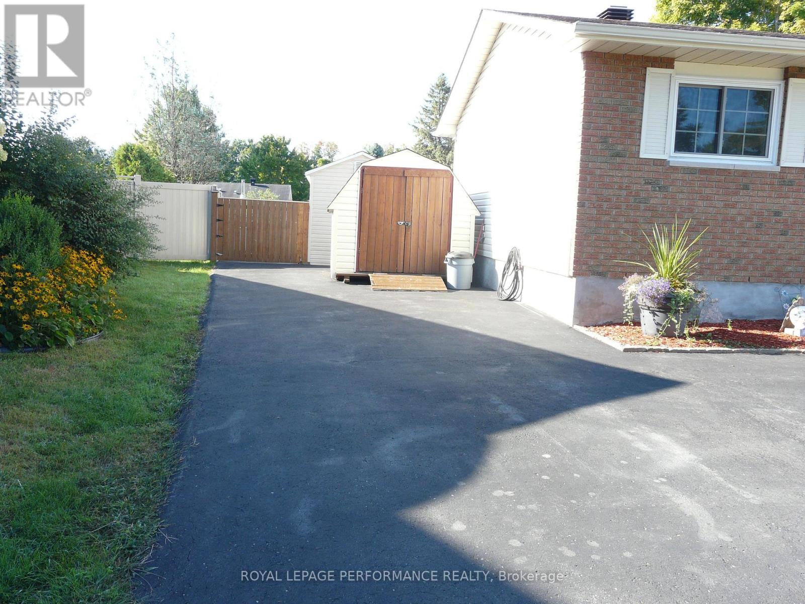 1225 Campeau Crescent