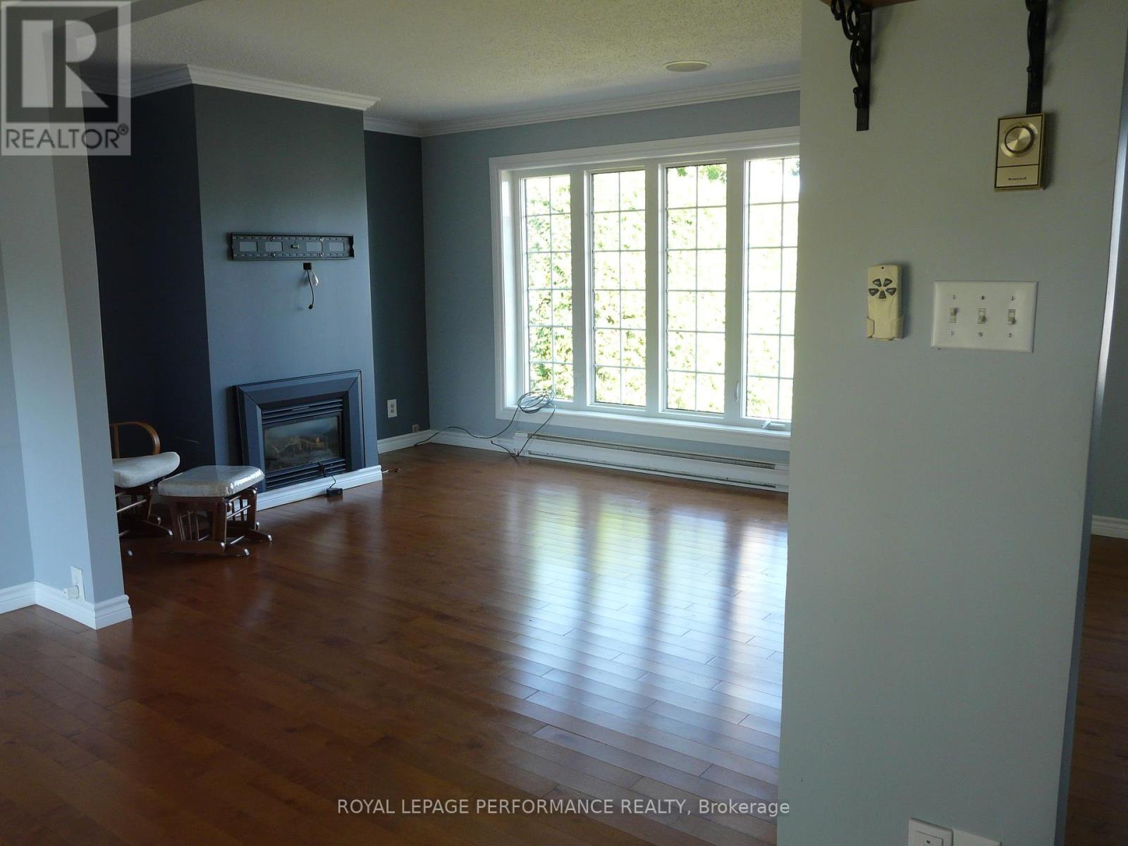 1225 Campeau Crescent
