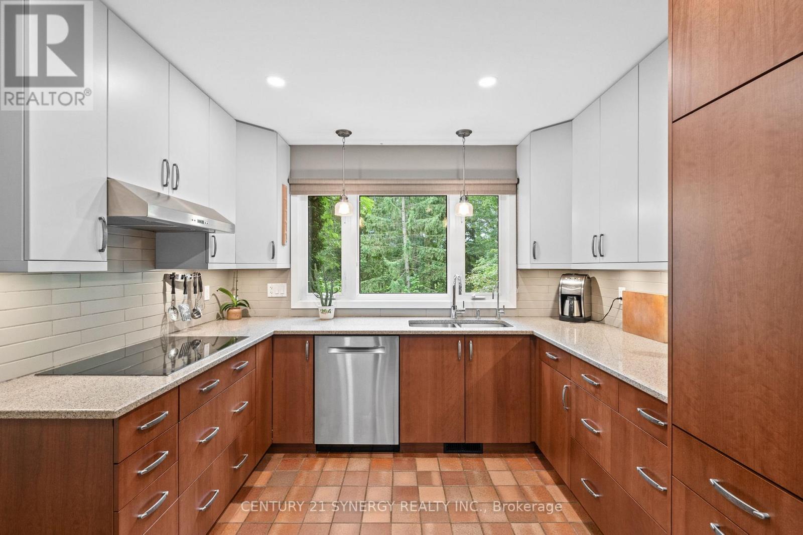 5984 Third Line Road N