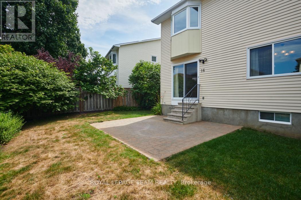 16 Chickasaw Crescent