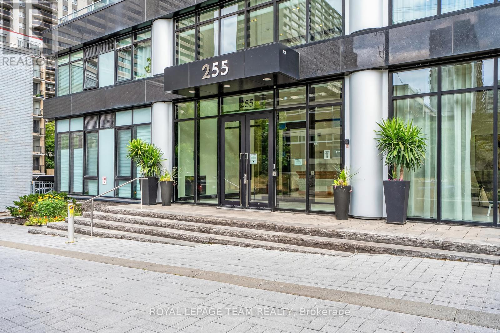 416 - 255 Bay Street