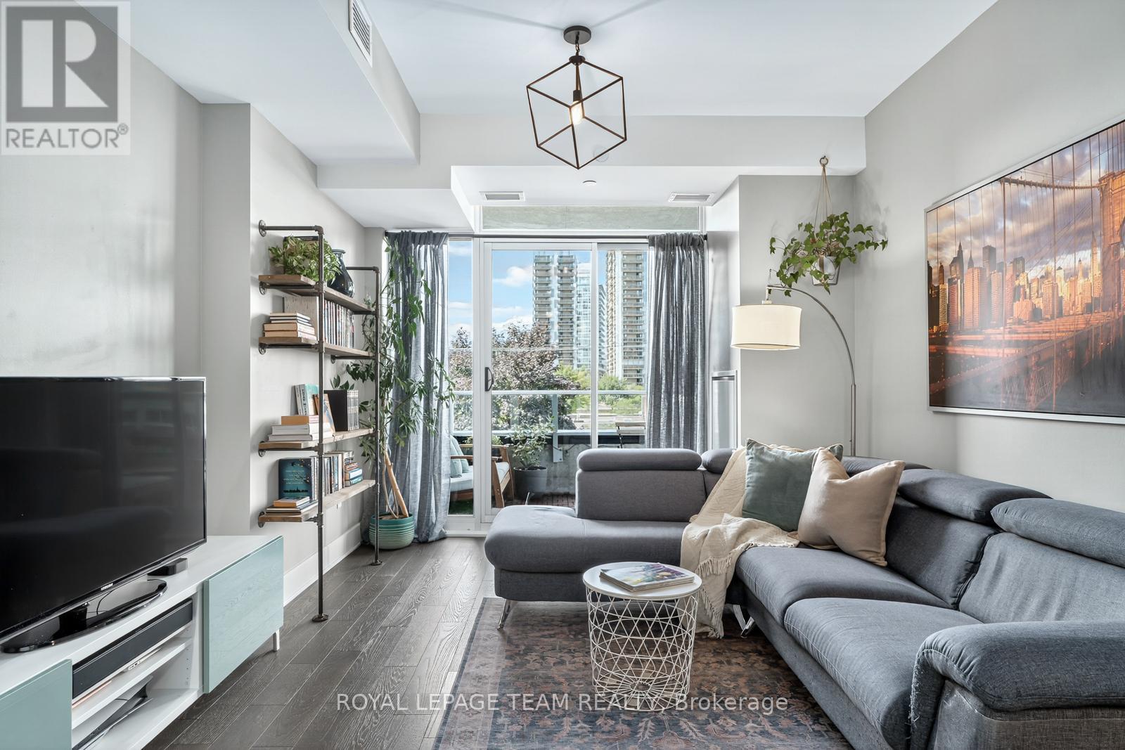 416 - 255 Bay Street