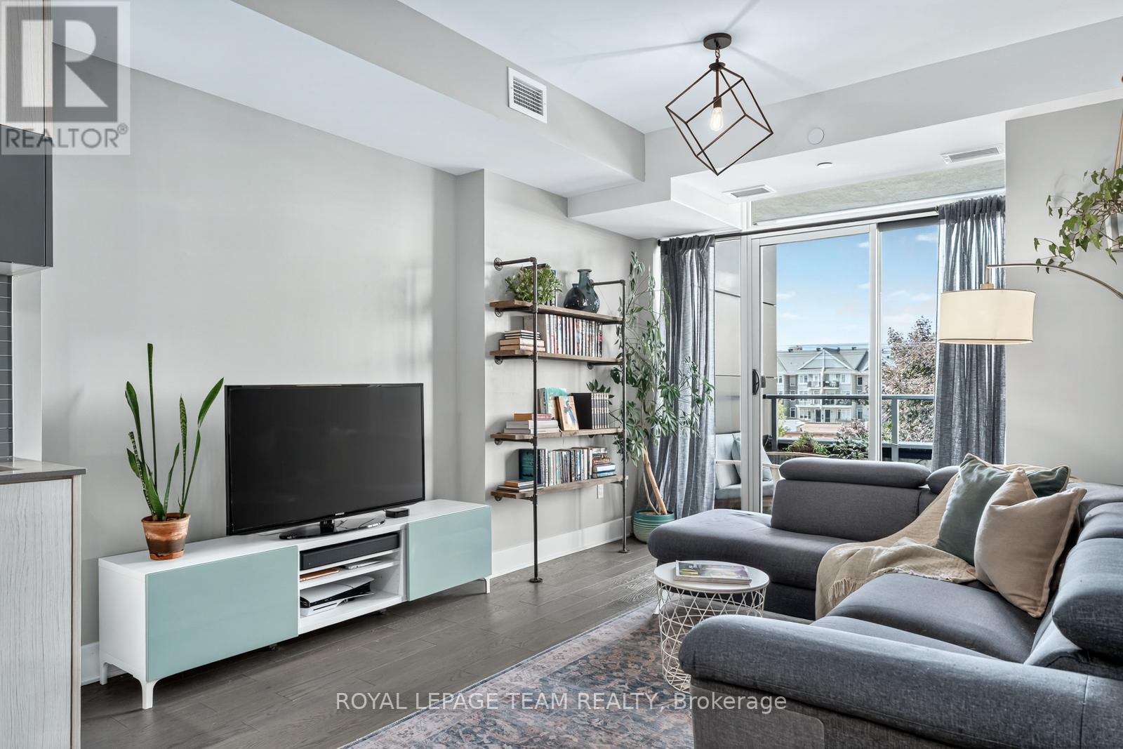 416 - 255 Bay Street
