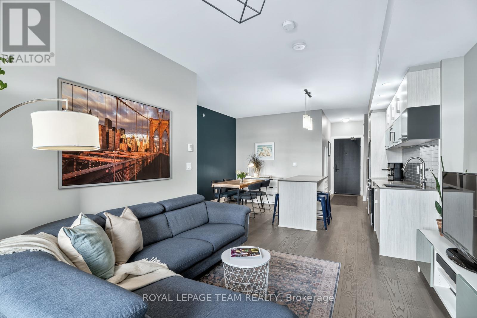 416 - 255 Bay Street