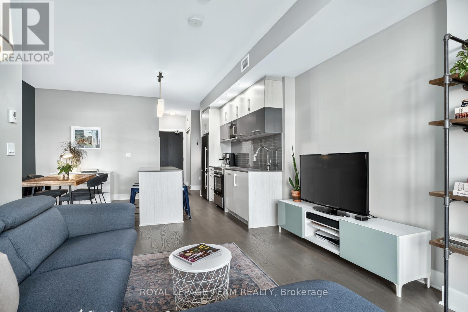 416 - 255 Bay Street