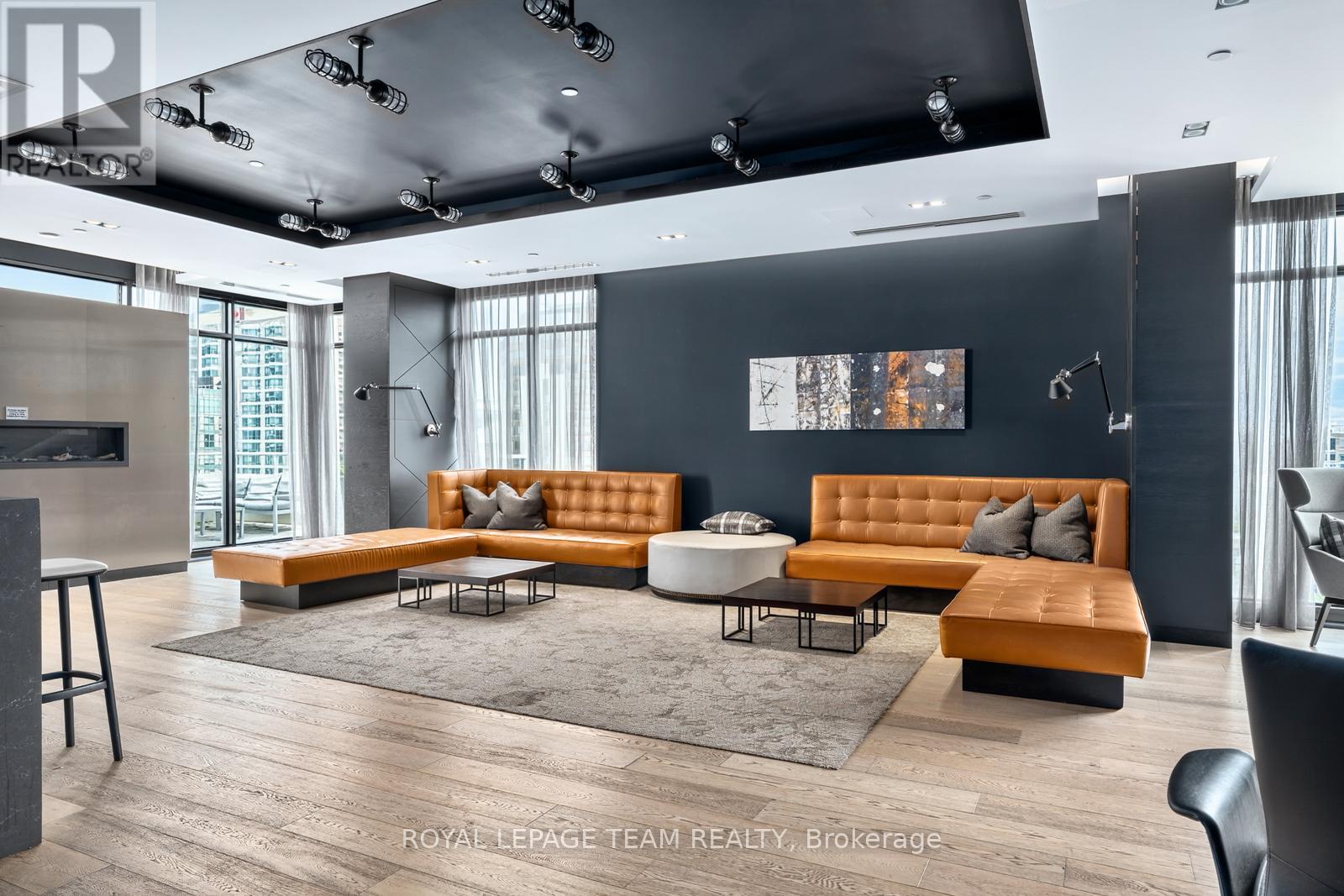 416 - 255 Bay Street