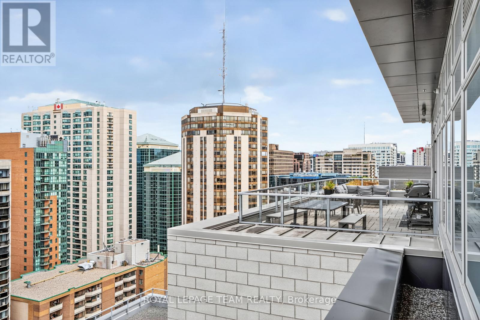 416 - 255 Bay Street