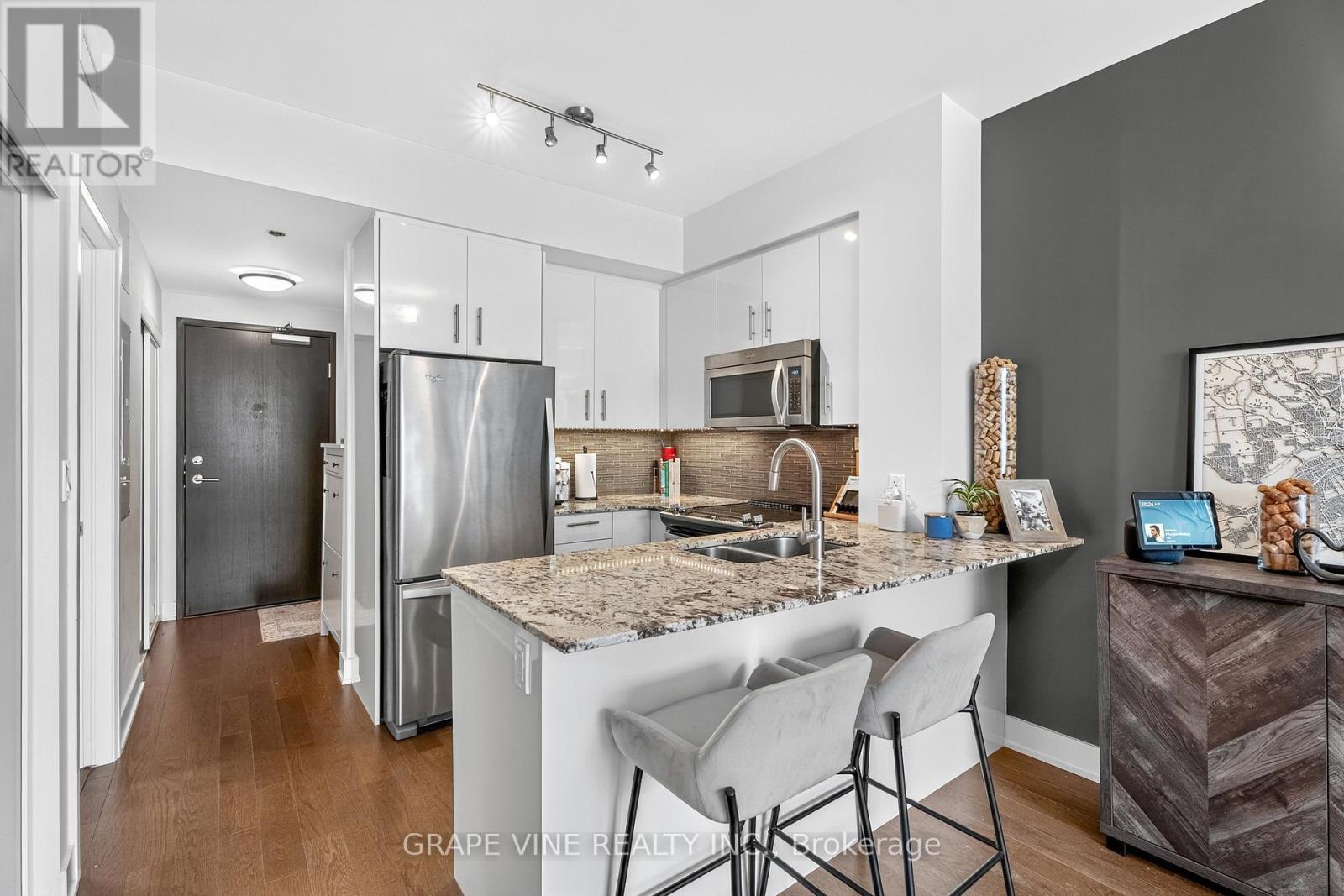 1035 Bank Street, Unit 304