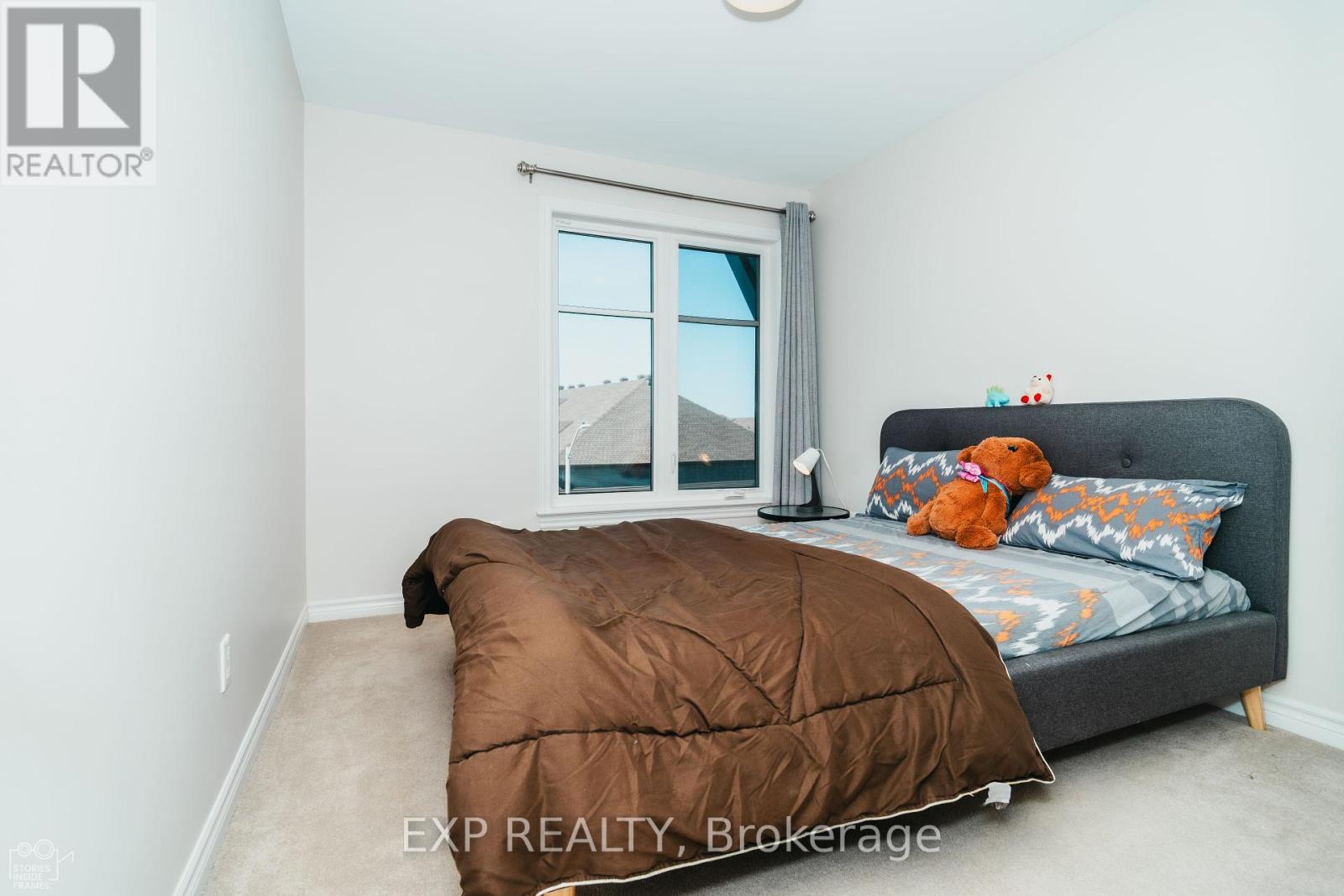 564 Labrador Crescent