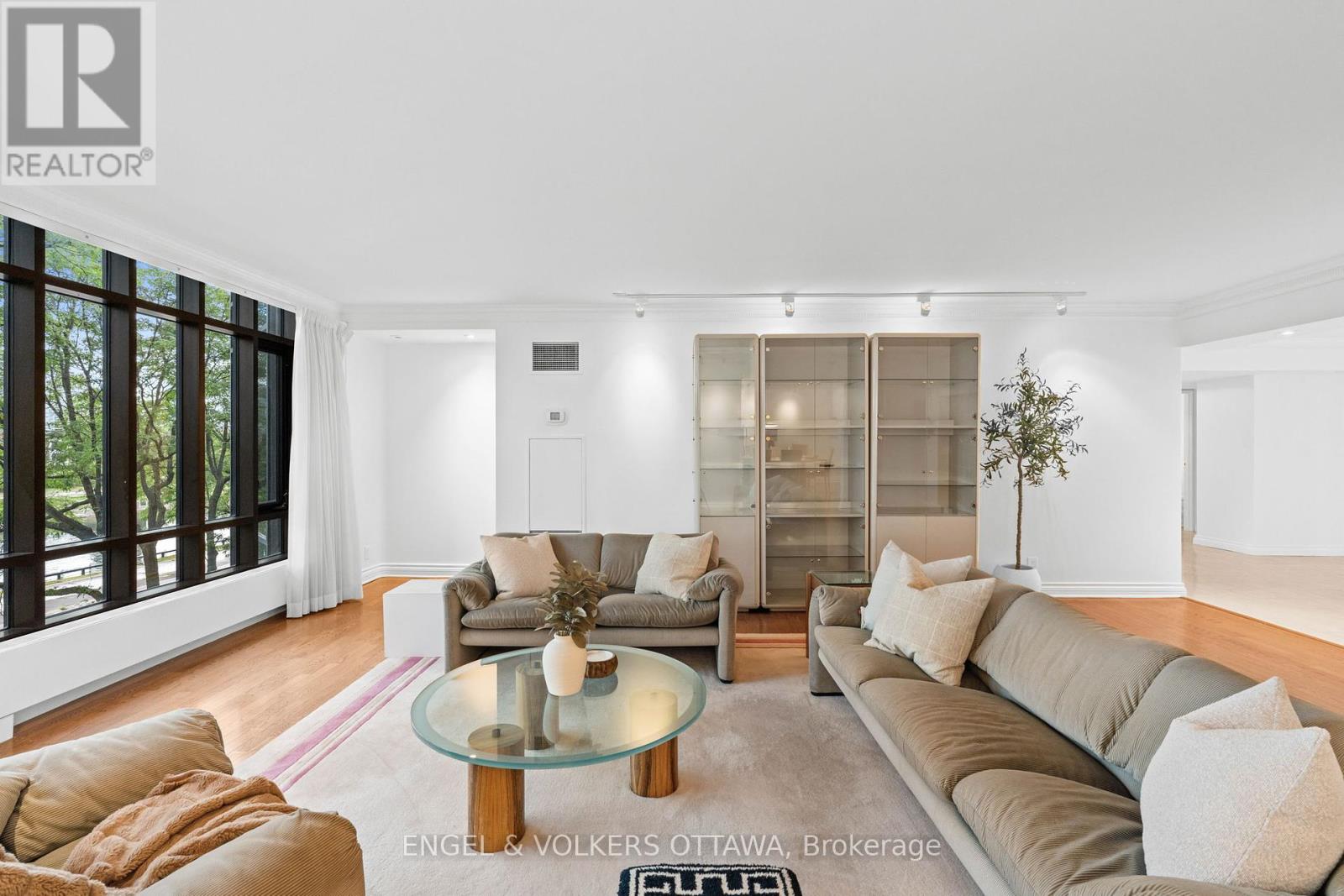 406 - 111 Echo Drive