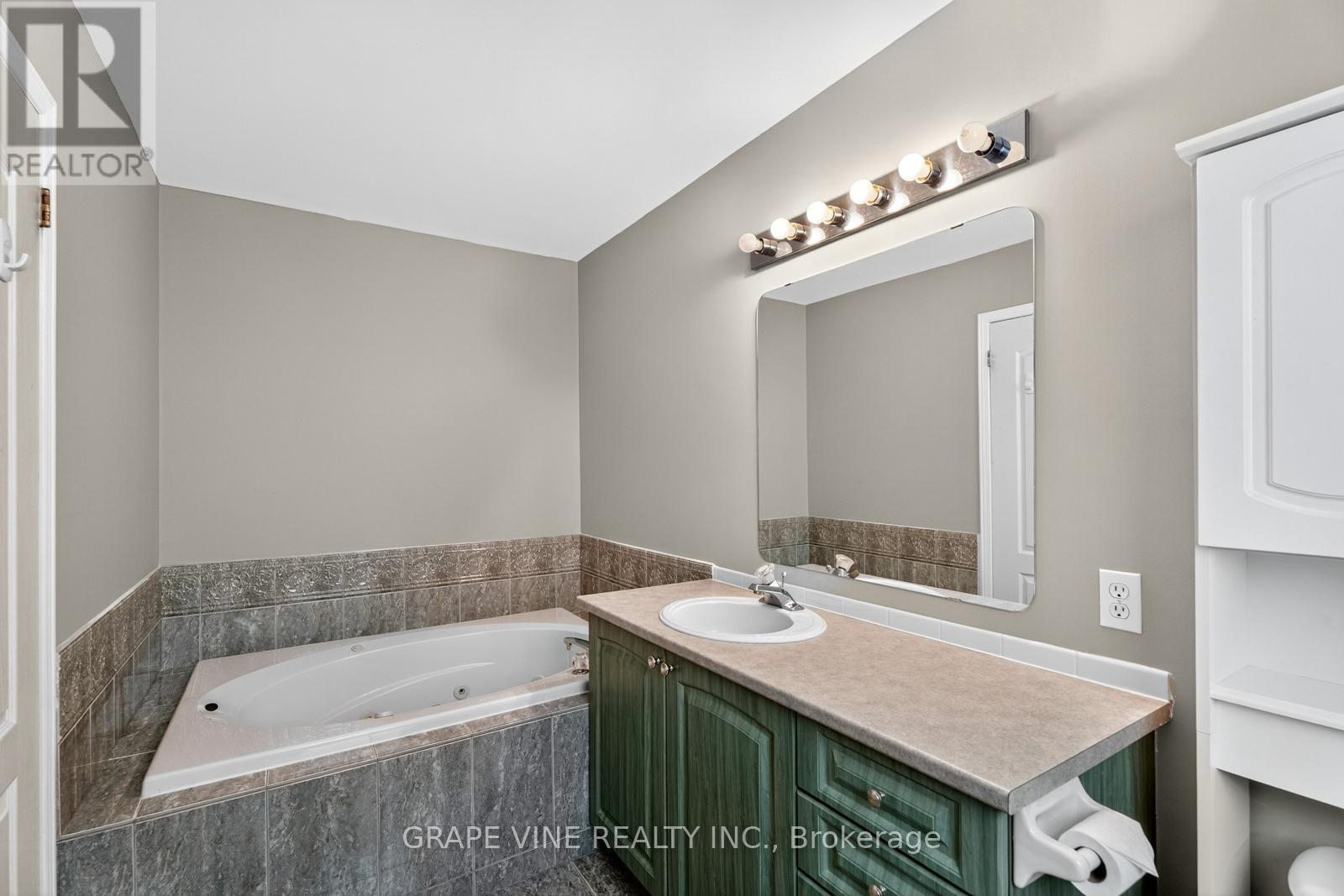 27 Flowertree Crescent