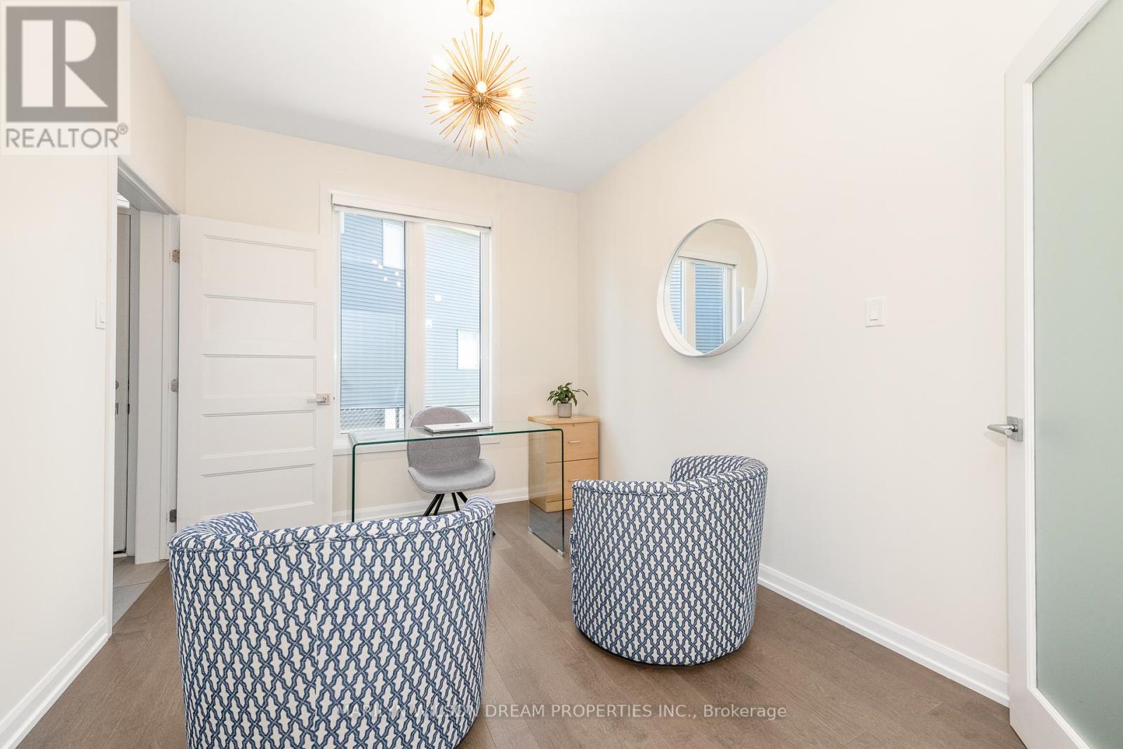 228 Onyx Crescent