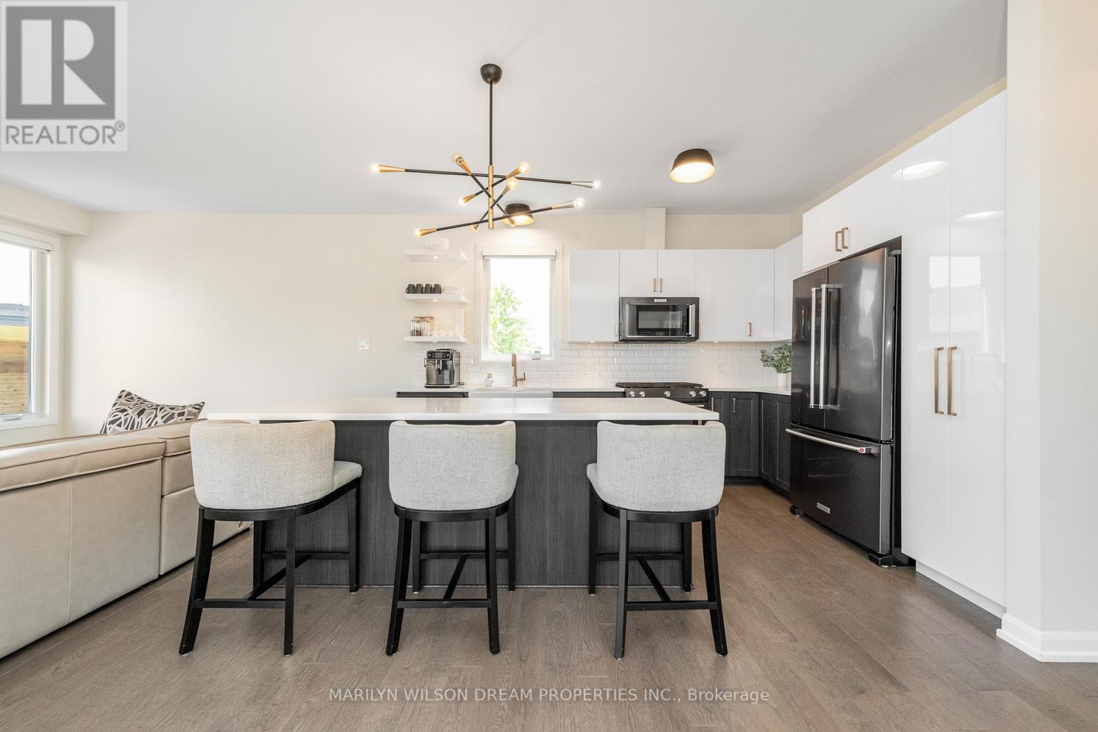 228 Onyx Crescent