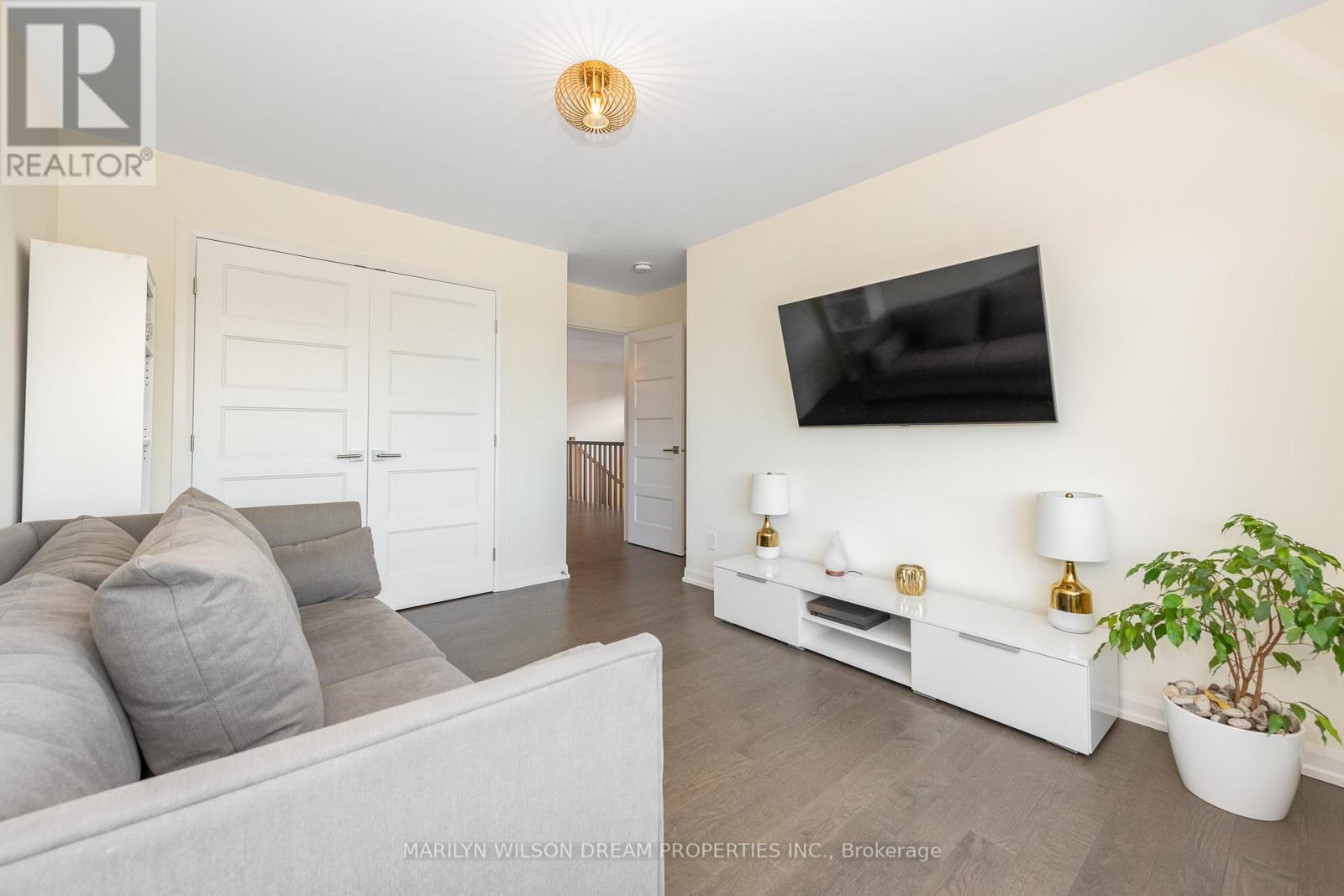 228 Onyx Crescent