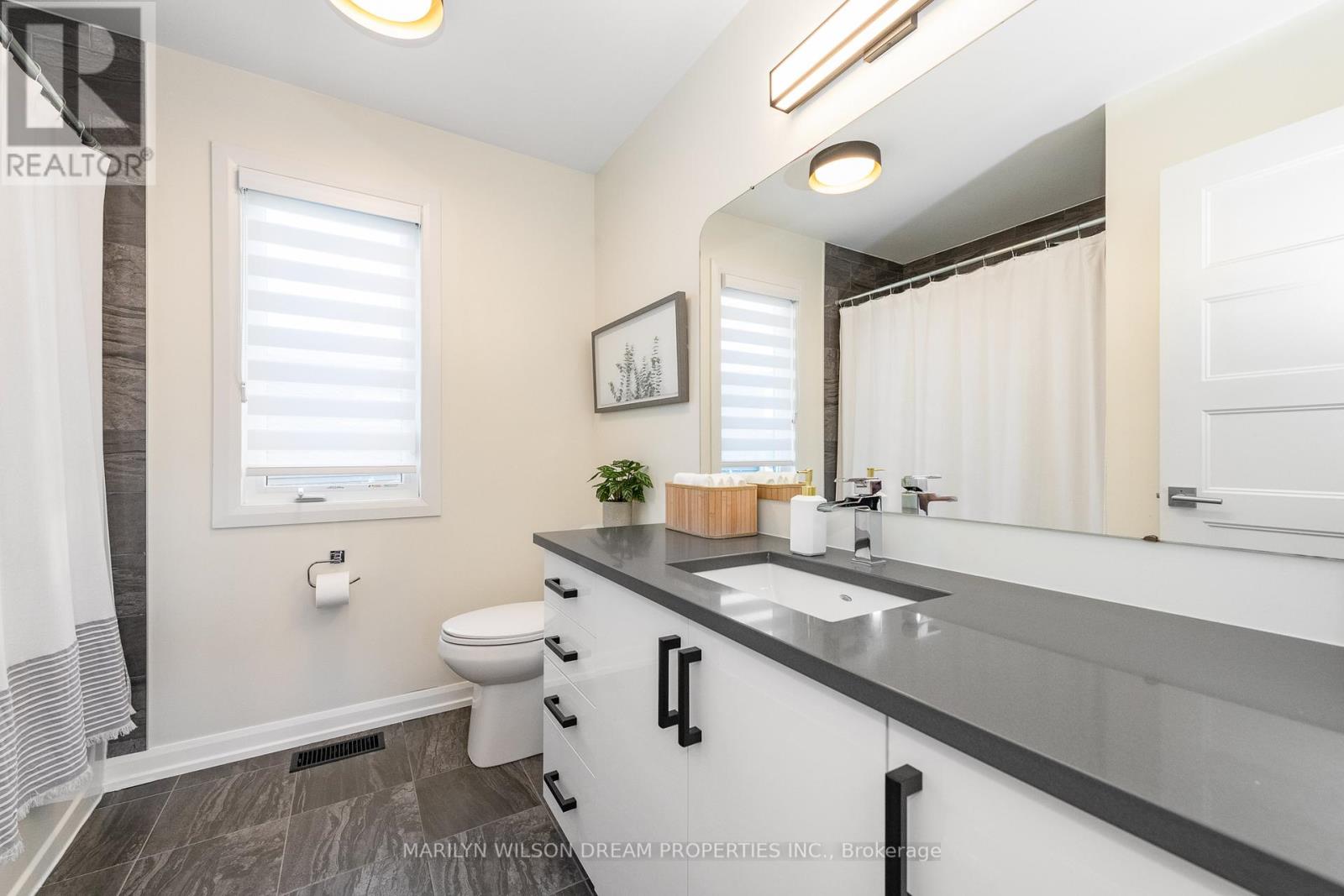 228 Onyx Crescent