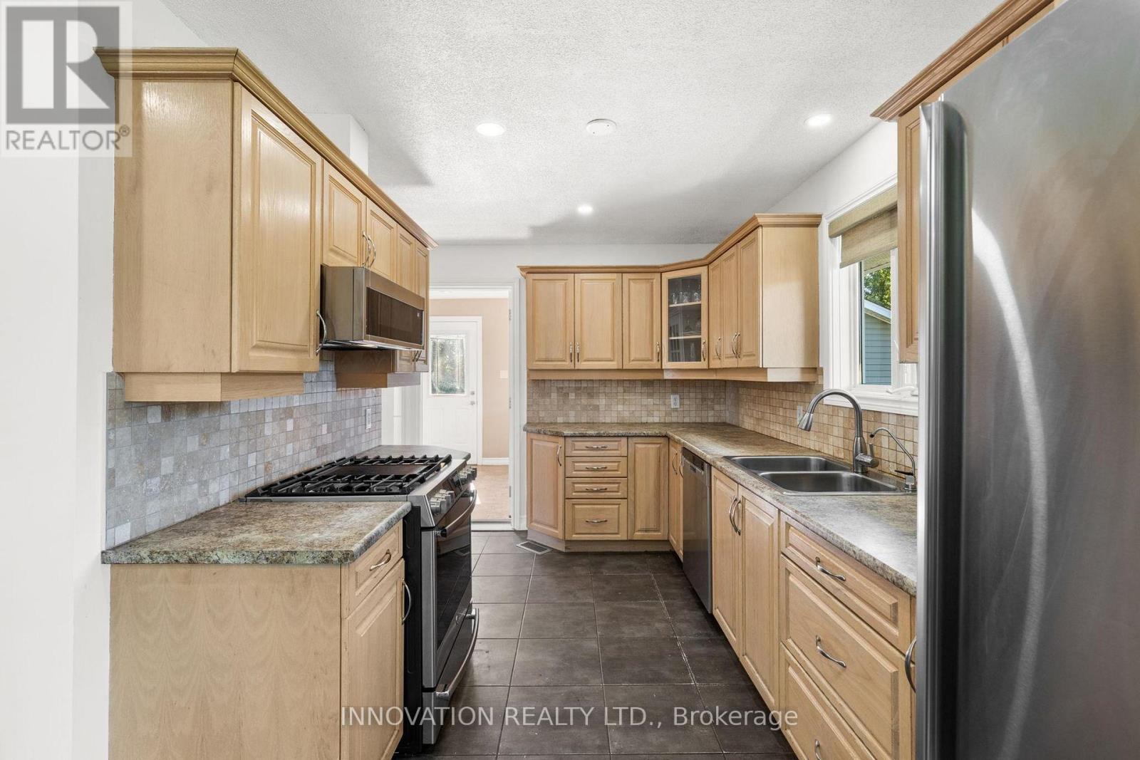 4001 Dunrobin Road