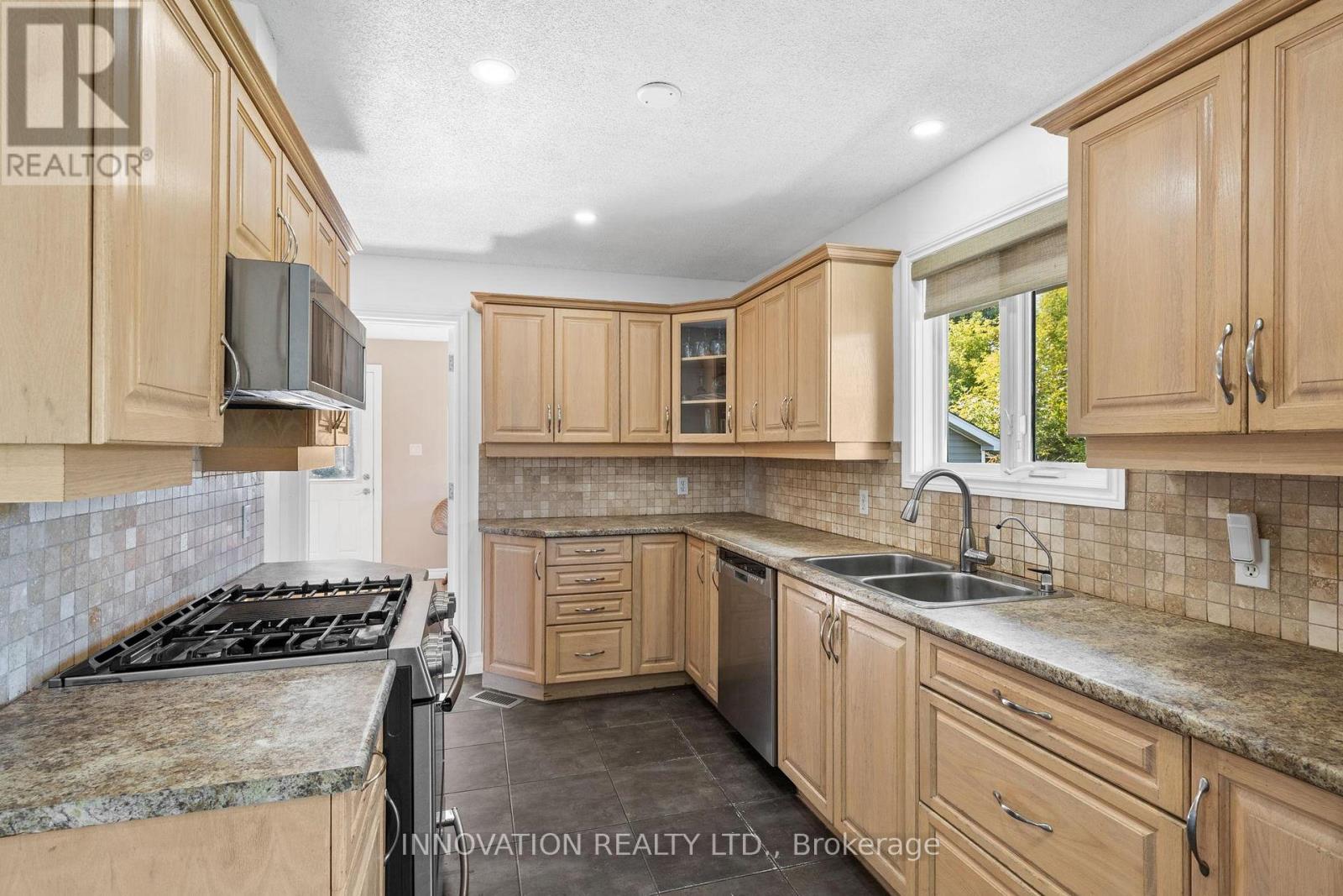 4001 Dunrobin Road
